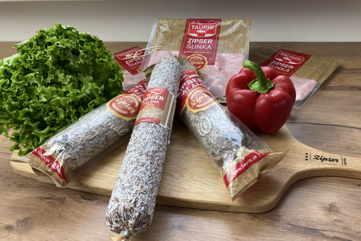 ZABUDNITE NA OBLOŽENÉ CHLEBÍKY A STUDENÉ MISY: NOVÝ SPÔSOB SERVÍROVANIA SALÁMY OVLÁDOL INTERNET